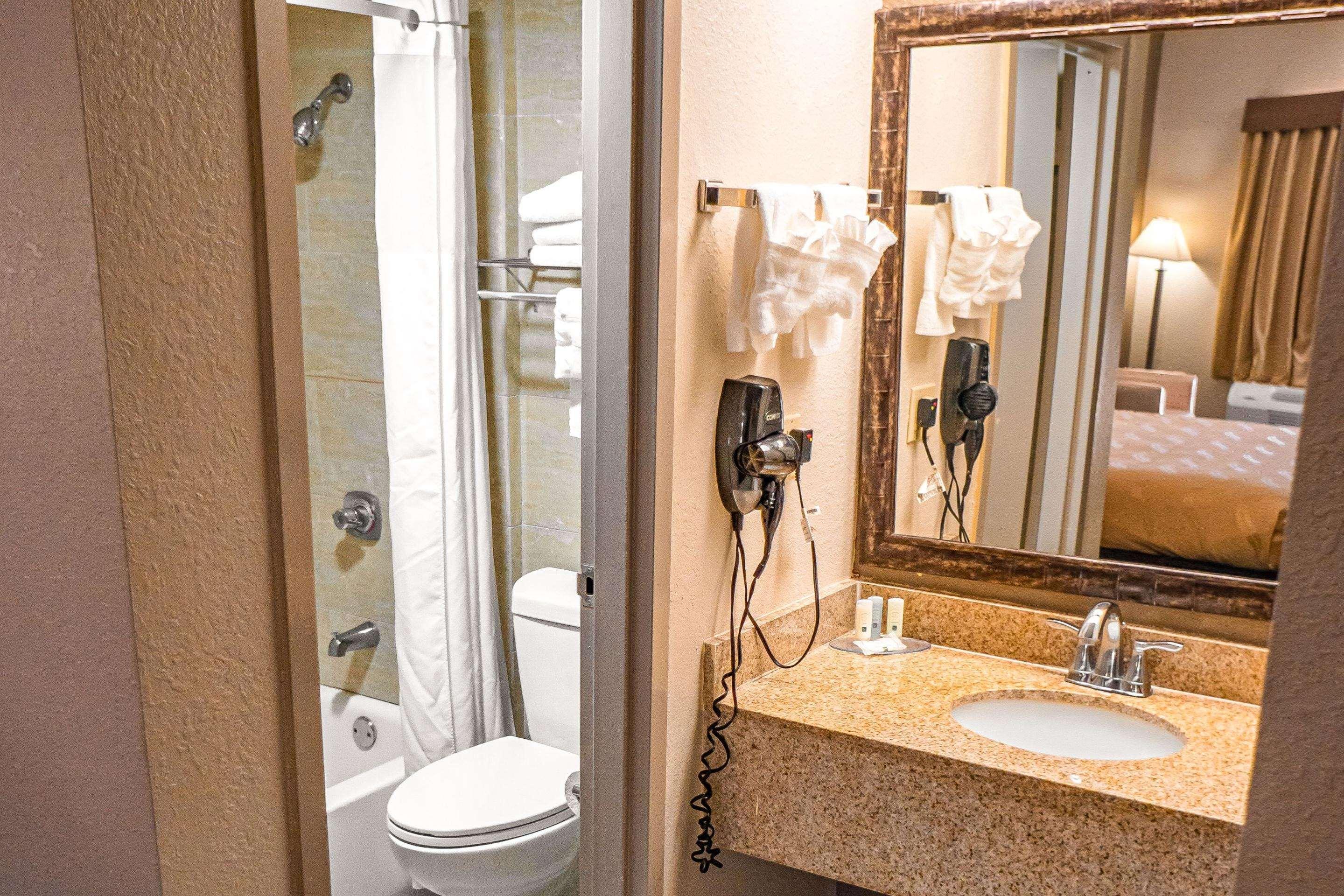 Quality Inn & Suites Near Six Flags - Austell Esterno foto